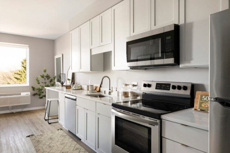 Studio–1 1 bath apartment at 821 6th Avenue SE, photo 3