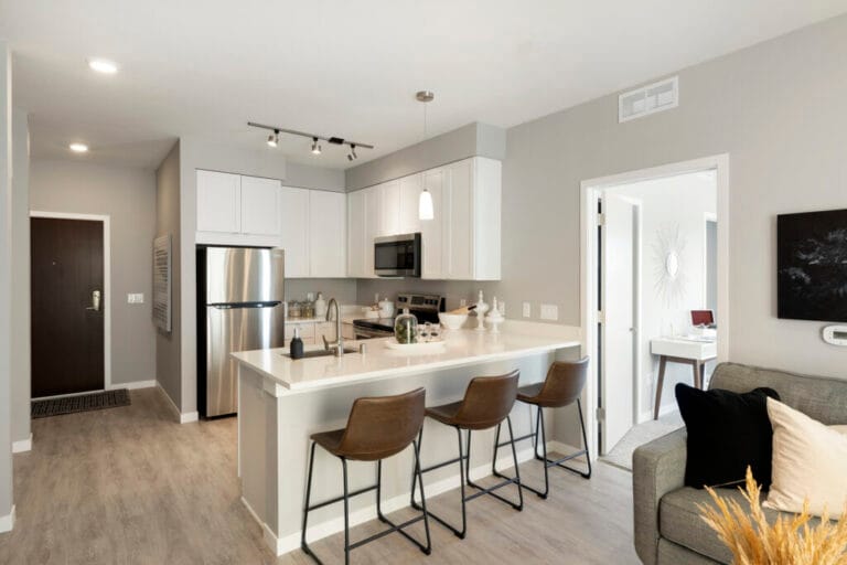 Studio–1 1 bath apartment at 821 6th Avenue SE, photo 2